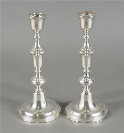 Paio di candelabri in argento. H. cm. 25. gr. 175.