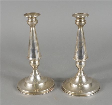 Paio di candelabri in argento. H. cm. 22. gr. 180.