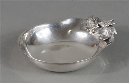 Piccolo cestino in argento 900 con figlie applicate. gr. 120.