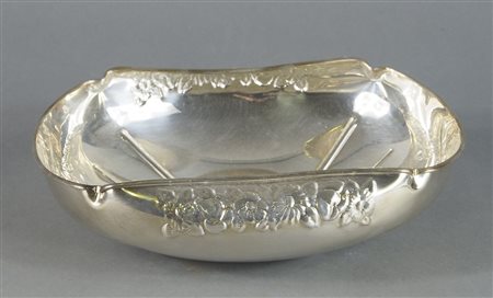 Centrotavola ovale in argento con bordi arcuati a sbalzo. cm. 20x26. gr. 400.