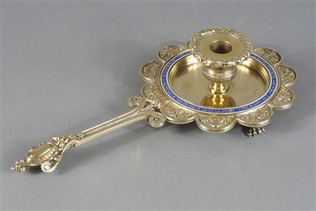 Bugia in argento dorato finemente sbalzata a motivi floreali con cerchio in...