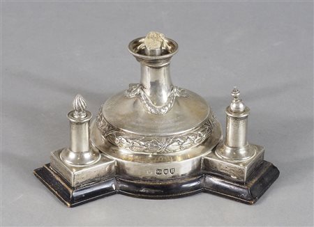 Lume in argento con decori a sbalzo, a forma di monumento, con pinzetta e...