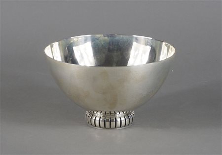 Coppa in argento con base lavorata. Firmata Cohr Danimarca. Diam. cm. 18,5....