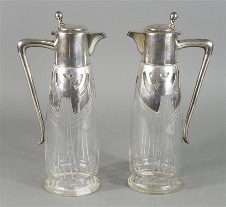 Coppia di brocche in cristallo inciso con manico, collo e coperchio in...