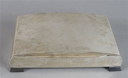 Scatola portagioie in argento con interno in legno, su piedini in legno nero....