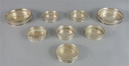 Lotto in argento composto da 2 sottobottiglia e 6 sottobicchieri. gr. 520.