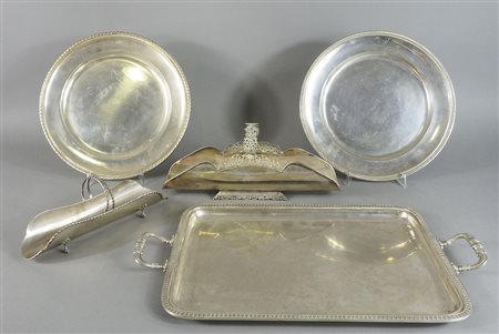 Lotto di vari oggetti in argento tra cui vassoio rettangolare e...