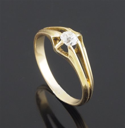 Anello in oro giallo con diamante solitario per 0,50ct circa.