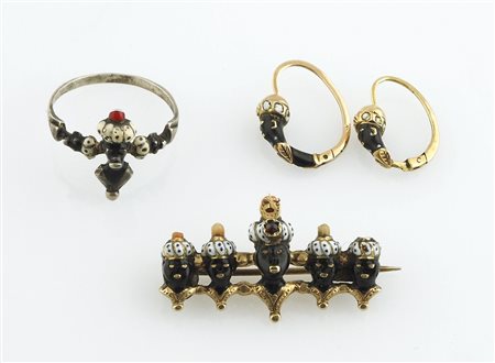 Demi parure in oro giallo ed argento con moretti composta da spilla orecchini...