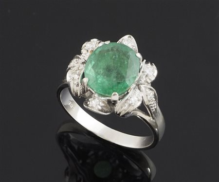 Anello in oro bianco con diamanti e pietra verde al centro (smeraldo?)Misura 14