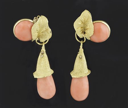 Orecchini pendenti in oro giallo satinato con parte superiore e finale in...