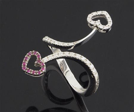 Anello in oro bianco con finale di 2 cuoricini oscillanti con diamantini e...