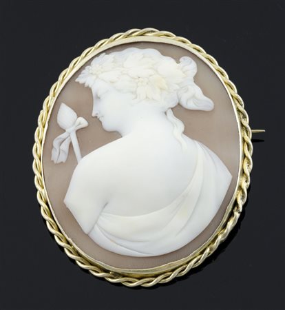 Grande spilla con cammeo centrale lavorato raffigurante profilo di dea,...