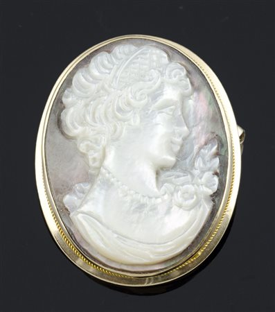 Ciondolo-spilla con cammeo lavorato raffigurante profilo femminile, montatura...