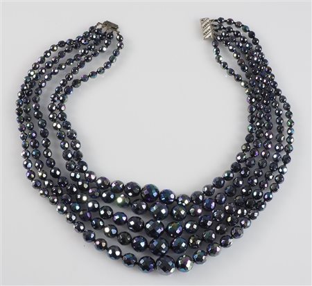 Girocollo a 5 fili di ematite con chiusura in argento.