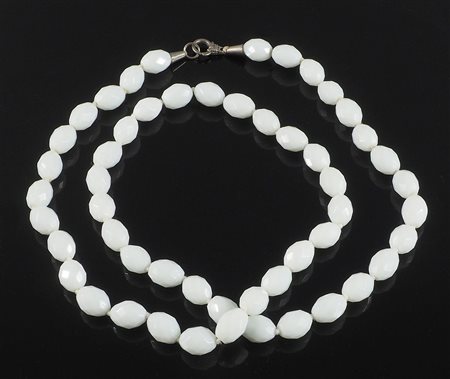 Collana in agata bianca di diverse misure.