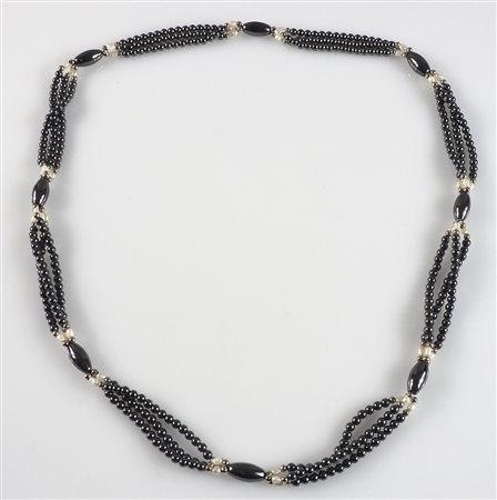 Collana di pietre scure.