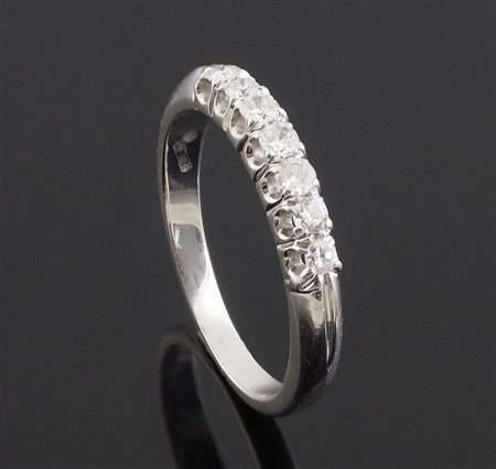 Anello in oro bianco con diamanti per 0,50 punti.