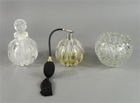 Set da bagno composto da tre pezzi in vetro con applicazioni di bolle d'aria.