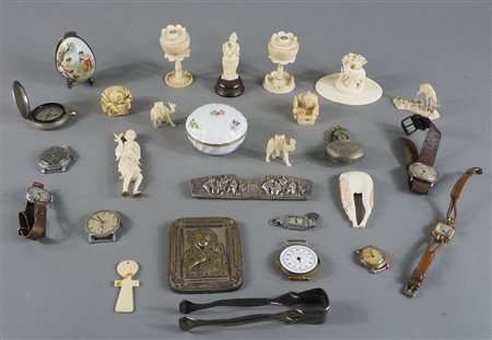 Lotto di vari oggetti tra cui orologio, scatolette e oggettini in avorio.