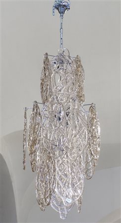 Lampadario con struttura cromata e grandi pendenti in vetro ambrato lavorato....