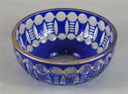 Centrotavola in cristallo blu con decori dorati e bordo argentato. Diam. cm. 21.