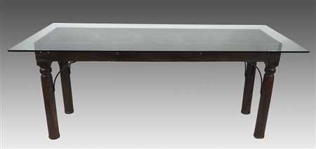 Tavolo con piano rettangolare in cristallo poggiante su tavolo in legno...