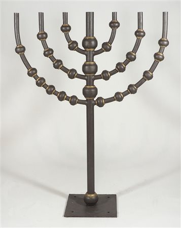 Grande menorah in ferro dipinto e dorato. H. cm. 120.