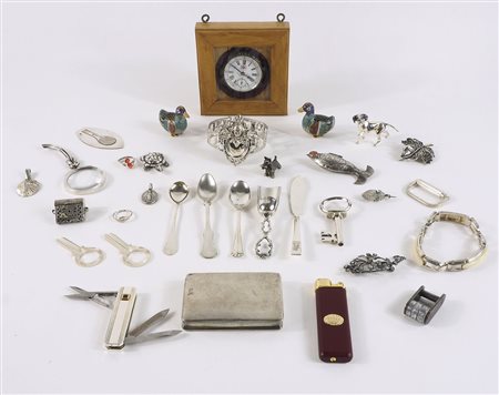 Lotto di vari oggetti tra cui orologio, accendino e oggettini in argento.