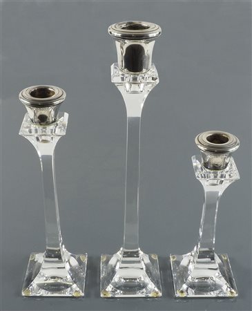 Lotto di 3 candelieri in cristallo e argento. Marcati. H. max cm. 30.