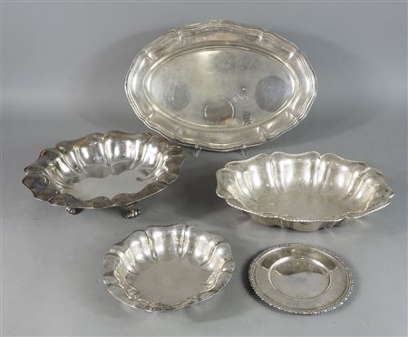 Lotto di vari oggetti in argento tra cui vassoio ovale e cestini. gr. tot 1640.