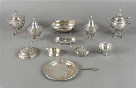 Lotto di vari oggetti in argento tra cui cestini e zuccheriera. gr. tot 1050.