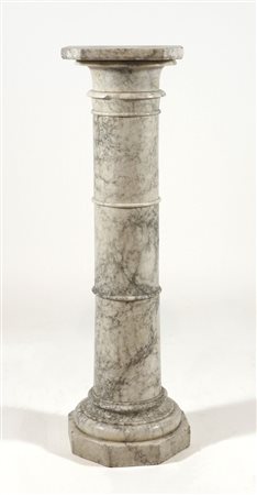Colonna in marmo bianco con venature. H. cm. 93. (sbeccature).