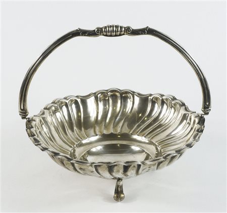 Cestino in argento sbalzato con manico centrale. gr. 300.
