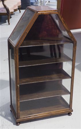 Vetrinetta da tavolo con anta e fianchi a vetri. cm. 83x45x22.