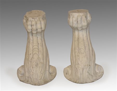 Coppia di basi in marmo a forma di zampe ferine. H. cm. 41.