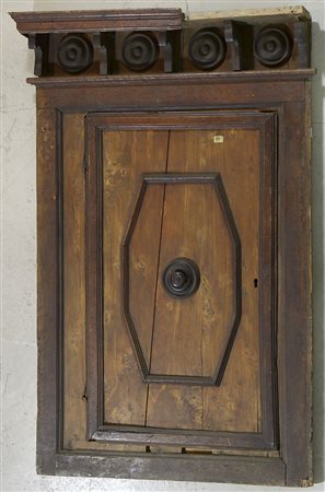 Grande anta in legno scolpito. Umbria, XVI secolo. tot cm. 138x90. (mancanza).