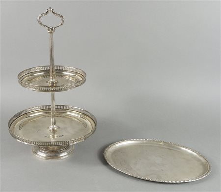 Lotto in argento composto da alzata a 2 ripiani e vassoio ovale.