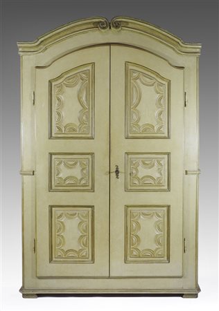 Armadio dipinto verde a 2 ante. cm. 230x150x63.