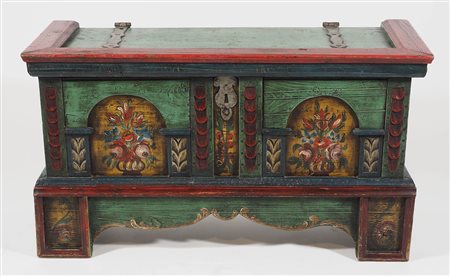 Cassapanca in legno dipinto a motivi floreali. cm. 53x94x36.