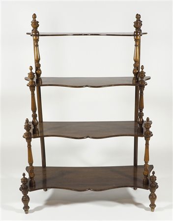 Etagere in legno a 4 ripiani.