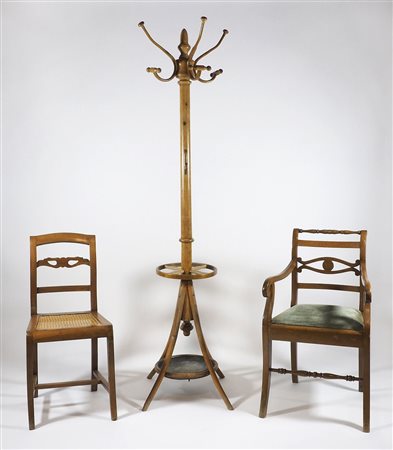 Lotto comoposto da attaccapanni in legno, sedia e poltrona. (difetti).