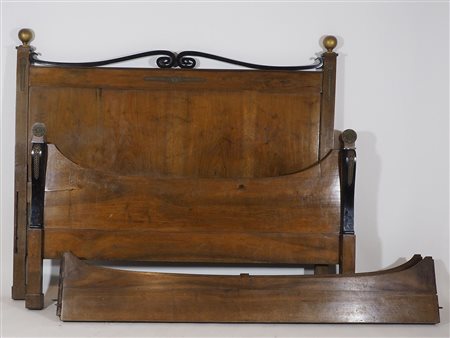 Letto matrimoniale in stile Impero con colonne in legno nero e applicazioni...
