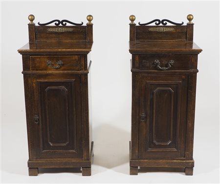 Coppia di comodini in legno con anta e cassetto, applicazioni in legno nero.