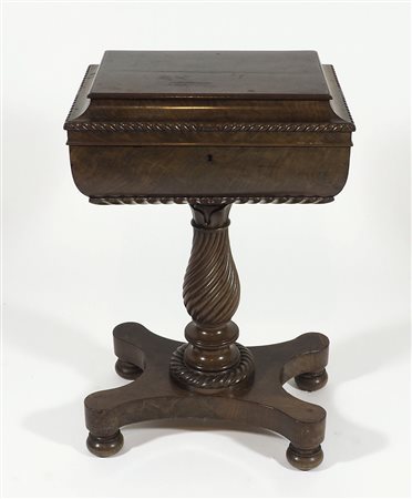 Tavolino da thè in legno con piano apribile, all'interno ripiani e scomparti....