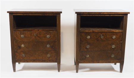 Coppia di comodini a 3 cassetti e 2 ripiani. cm. 90x74x43.