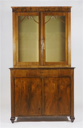 Credenza in legno a doppio corpo, parte inferiore a 2 ante e cassetto, parte...