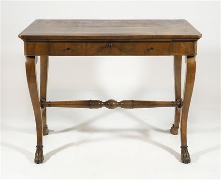 Scrivania da centro in legno con cassetto centrale, su gambe a sciabola con...