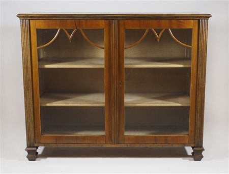 Credenza in legno a 2 ante a giorno. XIX secolo. cm. 108x132x48.