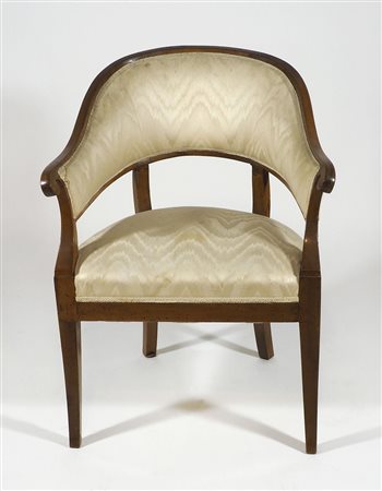 Poltrona a pozzetto in legno chiaro. XIX secolo.